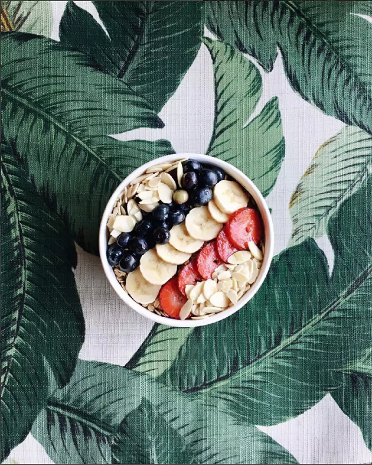 En muchos lugares lo sirven con diferentes frutas y almendras.