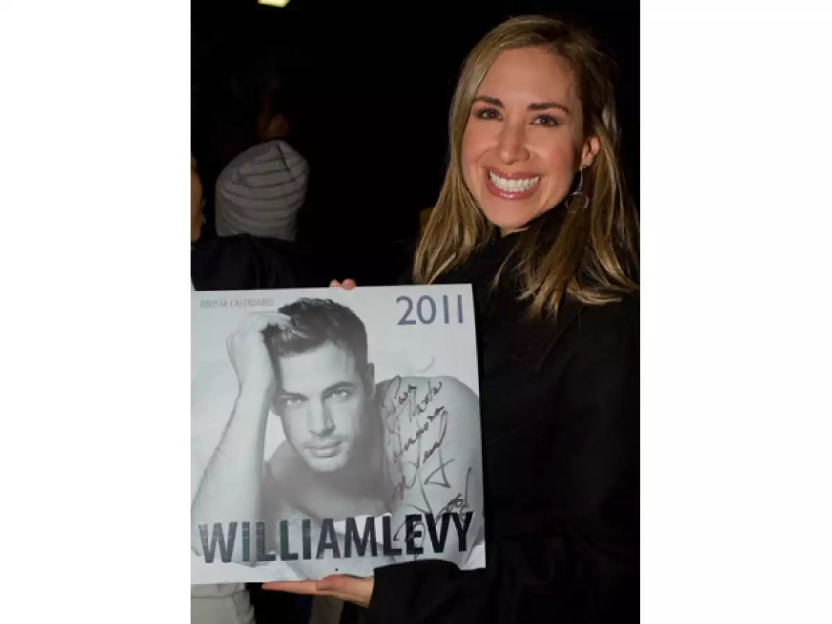 El actor cubano convivió con los voceadores y repartió autógrafos entre sus fans, quienes se congregaron a las seis de la mañana para obtener el anuario y una foto con el artista.