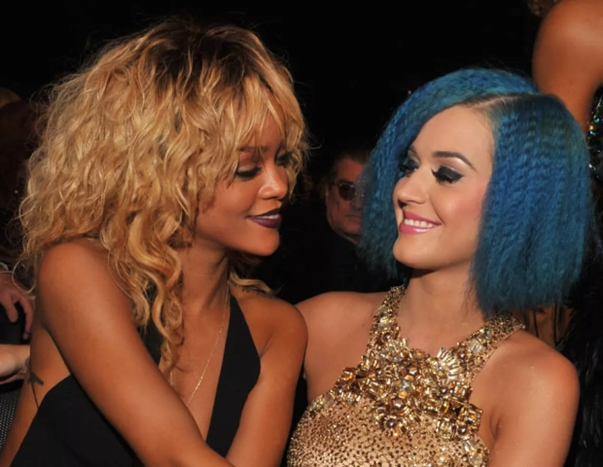 Katy y Rihanna suelen mandarse mensajes por Twitter.