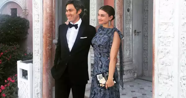 Chloe-Malle-y-su-esposo-en-evento-formal.jpg