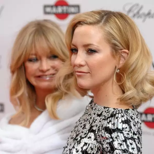 Madre e hija, Goldie Hawn y Kate Hudson destacaron en la alfombra roja.