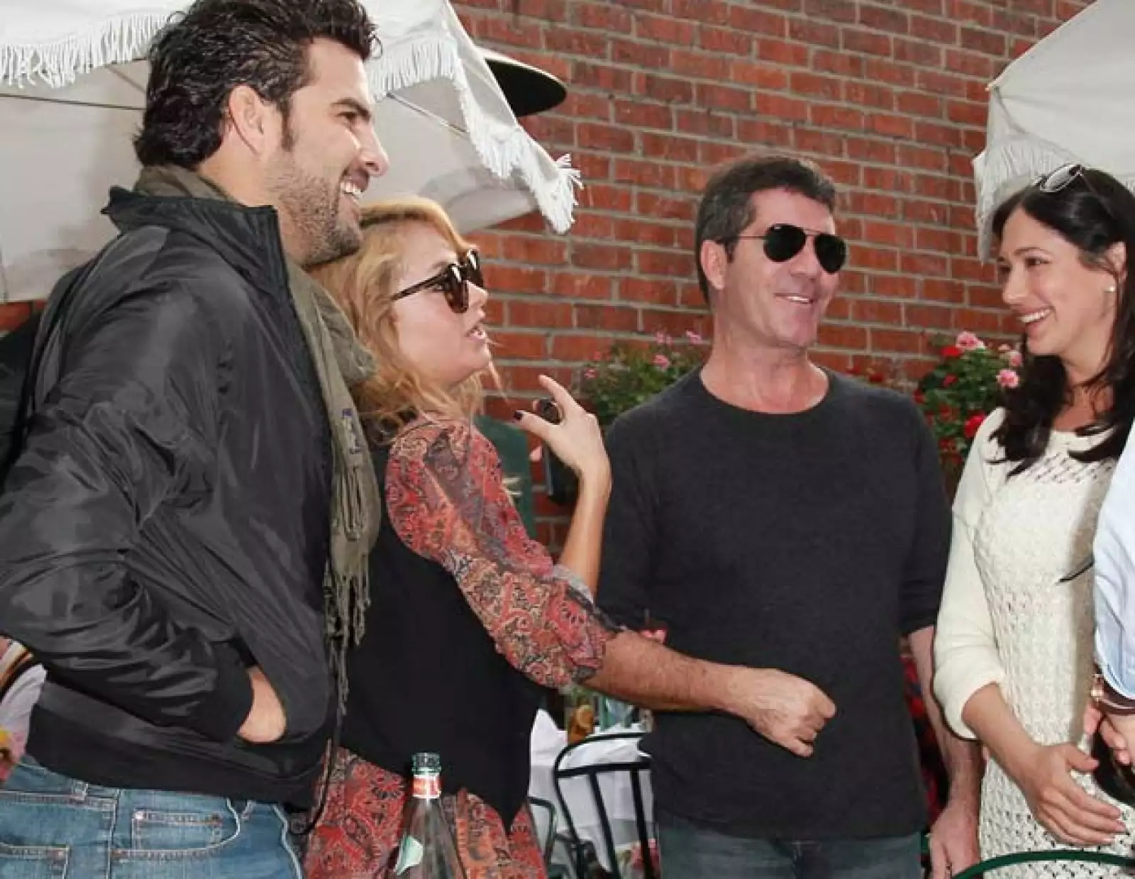 Gerardo es como pez en el agua, cuando está con los amigos de Pau. Aquí con Simon Cowell.