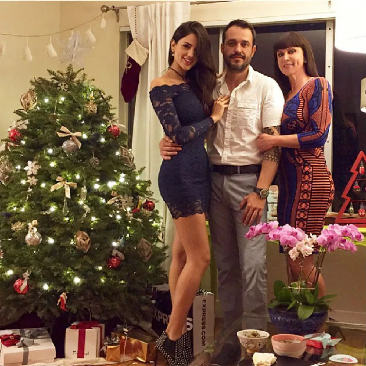 Retrato familiar con Eiza, Yulen y la manager de modelos Glenda Reyna.