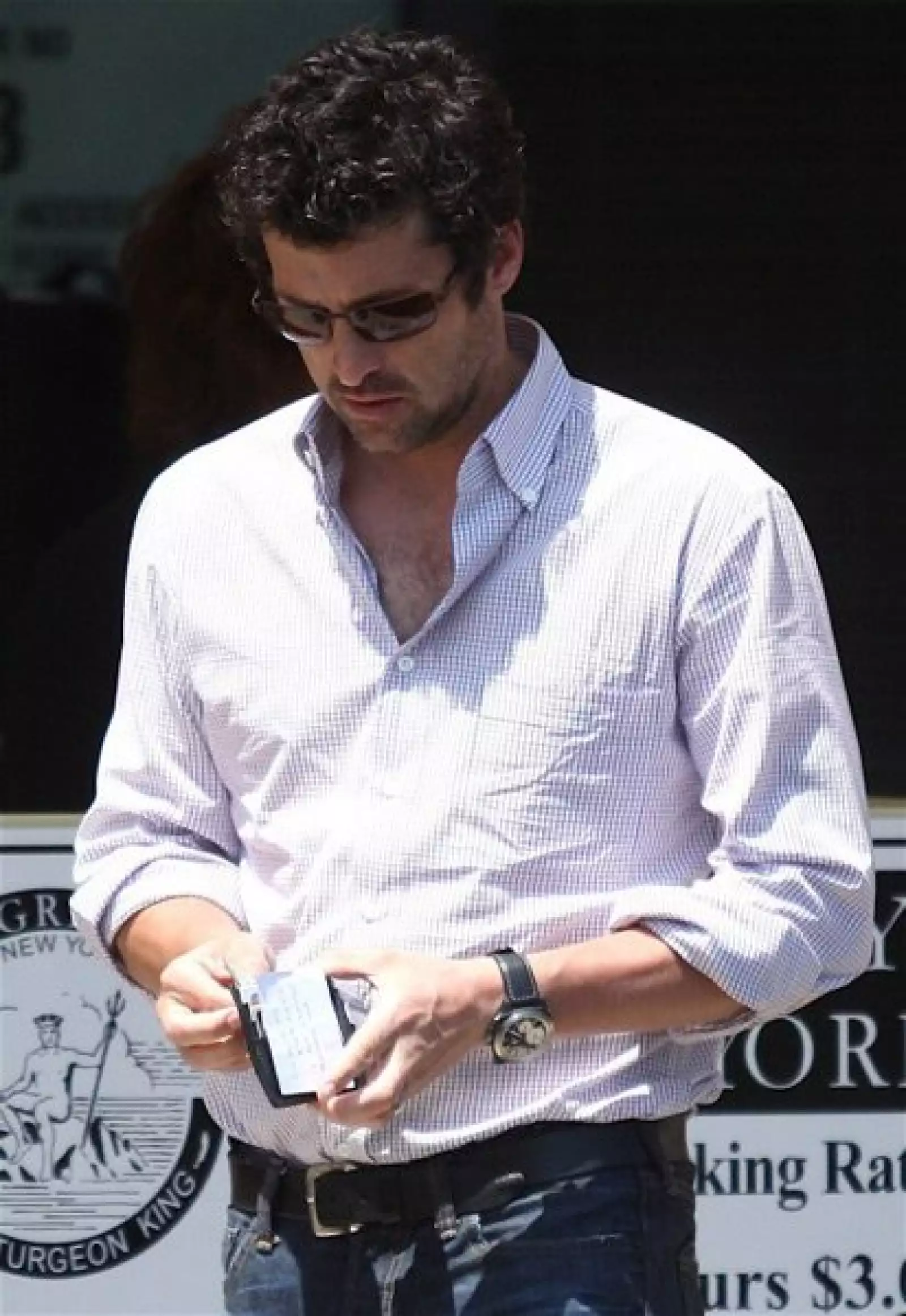 Saliendo de la tienda Barneys en Beverly Hills, California.