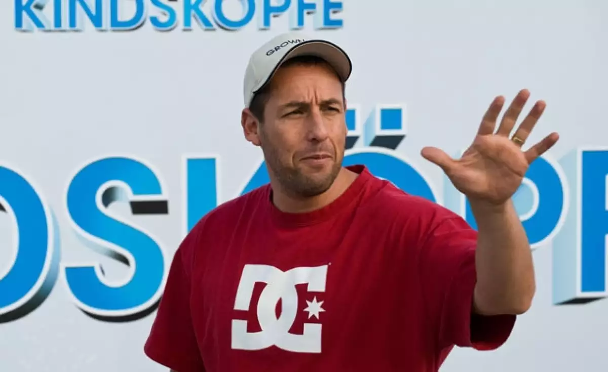 El actor festejará con sus empleados de su productora Happy Madison company en los jardines Pickwick de Burbano.