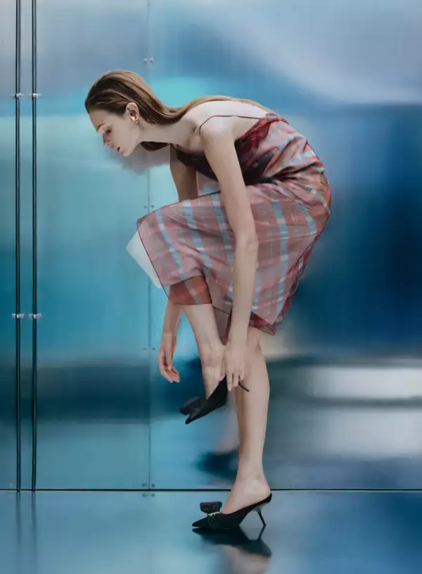 Modelo luciendo un vestido y zapatos de la colección Ferragamo Pre-Fall 2023