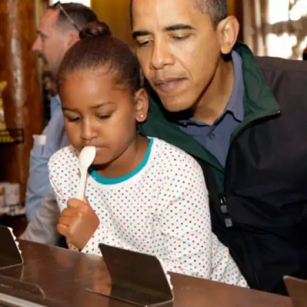 Con su hija Sasha decidiéndose por cuál.