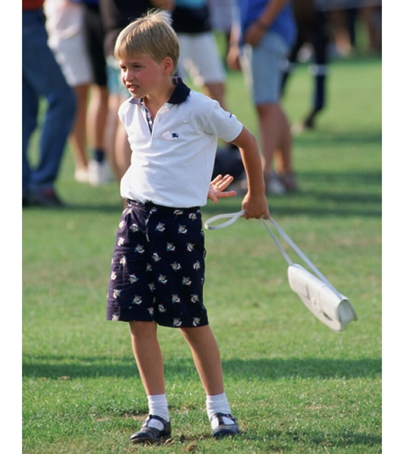 Guillermo sosteniendo el bolso de su madre durante un partido de Polo.