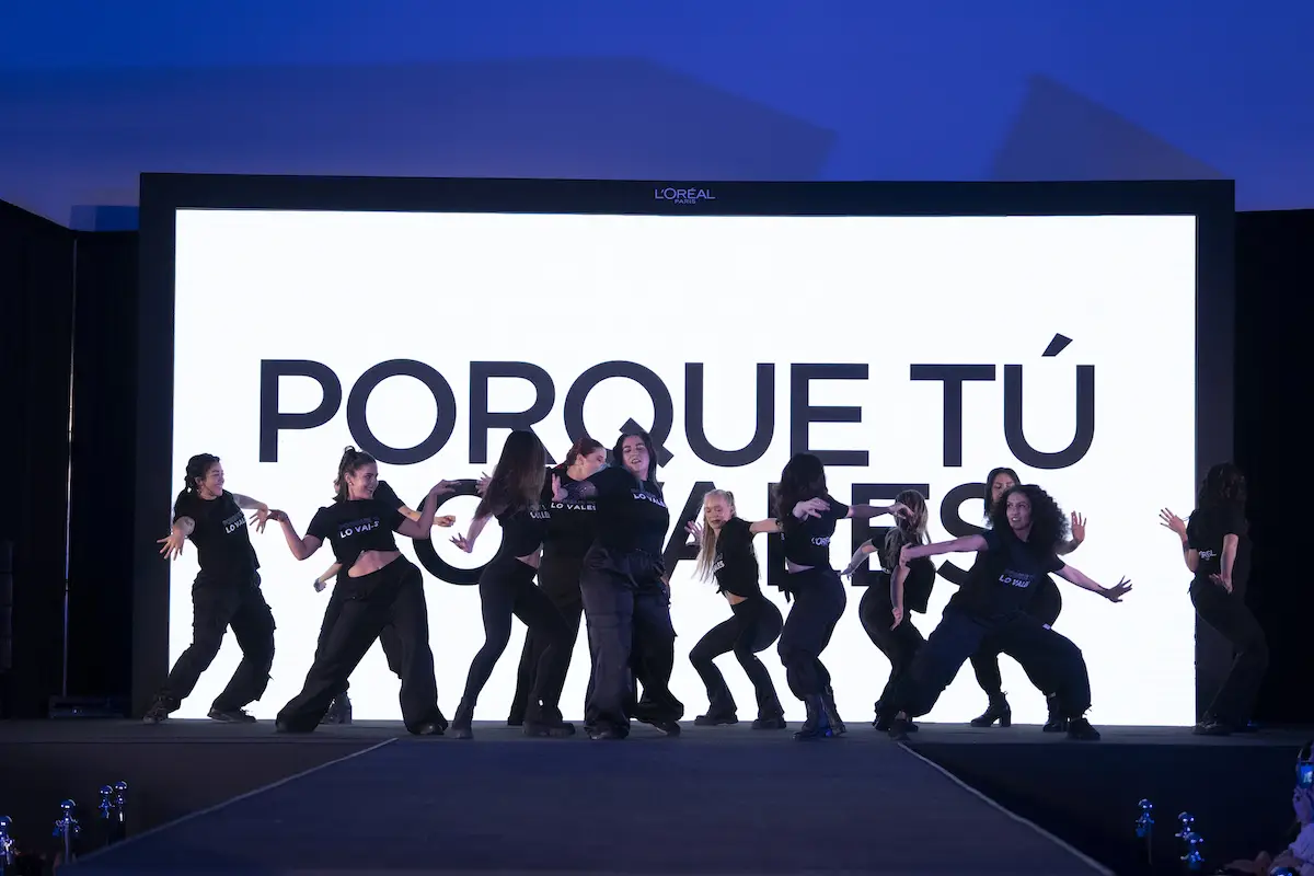 Imagen del grupo de coreografía durante su performance durante la pasarela organizada por L’Oréal Paris en el Soumaya de la CDMX.