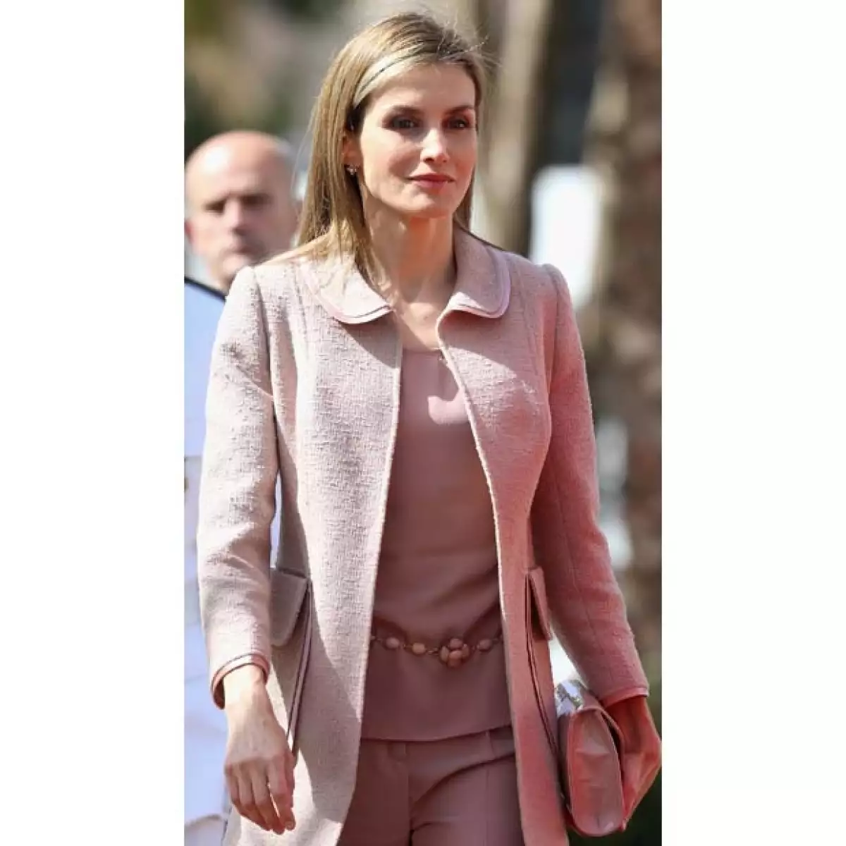 En las imágenes publicadas por Daily Mail se puede apreciar a Letizia con 23 años de edad y trabajando como edecán.