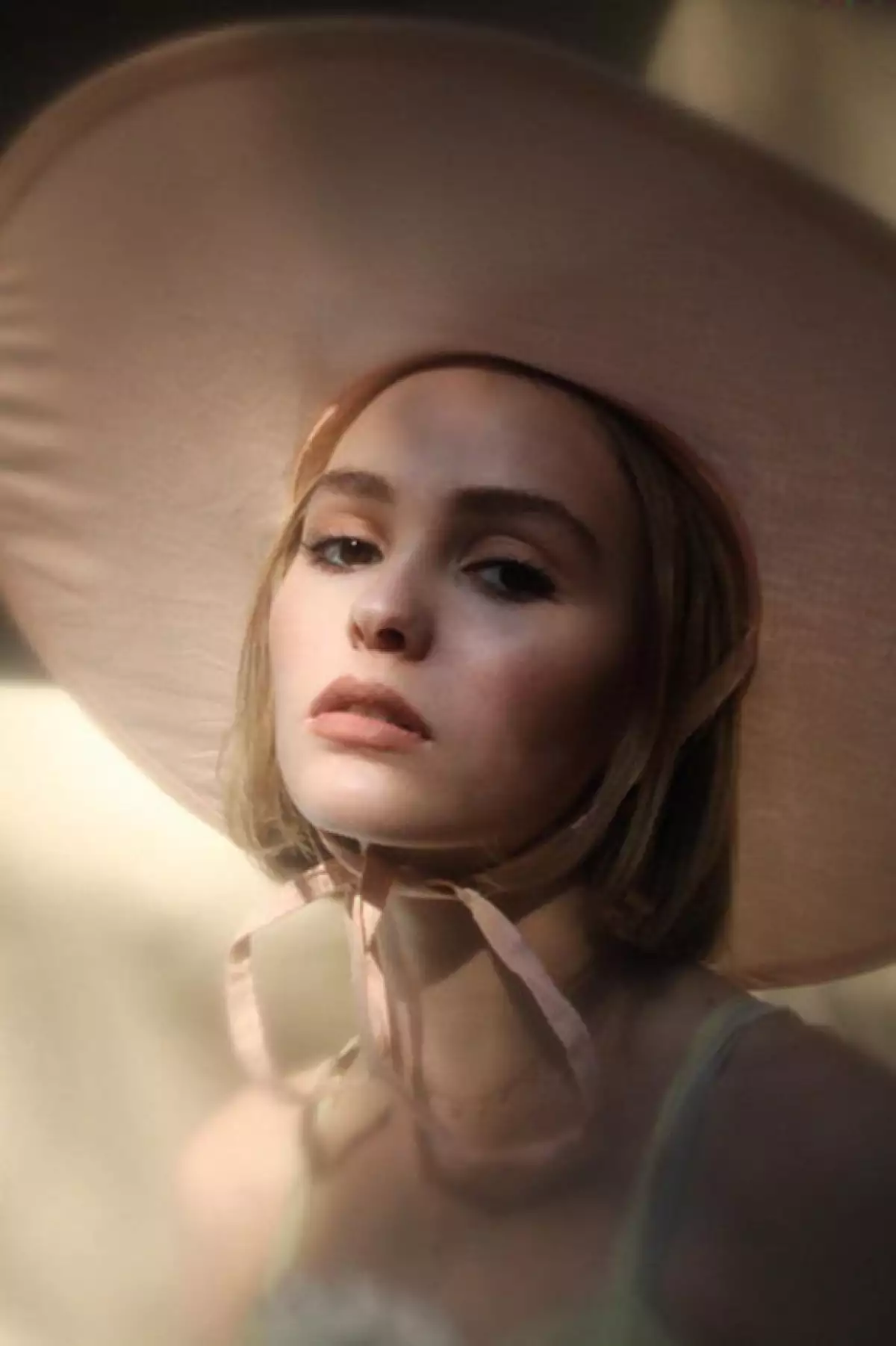 Lily-Rose Depp posó para Oyster Magazine con gran naturalidad y porte: "Tiene el rostro de un ángel y una presencia magnética", describe la publicación.