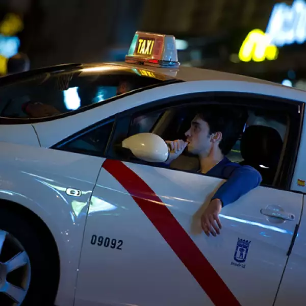 En la capital ibérica predomina el color blanco en los taxis.