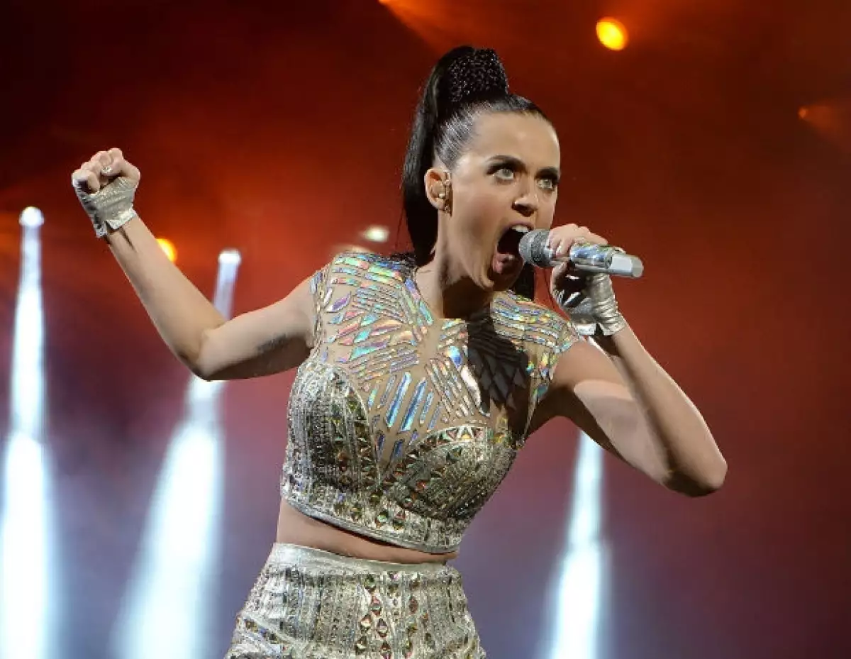 La cantante arribó a Brasil donde sus fans la esperaron durante horas en el resort donde el equipo de México también se encuentra concentrado.