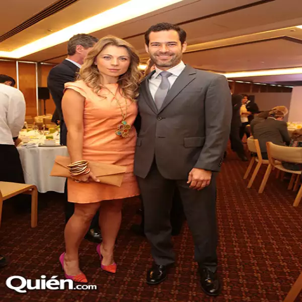 Ludwika Paleta elegante para un desayuno optó por un look con accesorios en la misma gama de tonalidades.