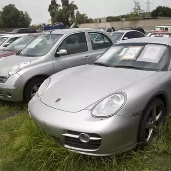 En una de sus bodegas en el Estado de México hay Porsches, una serie de BMW nuevos y hasta un camión Volkswagen que se incautó al empresario chino Zen Li Ye Gon, acusado por tráfico de metanfetaminas, estacionado a unos metros de una ambulancia.