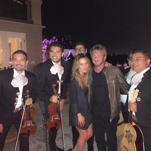 Kate del Castillo y Sean Penn disfrutando del mariachi en Guadalajara.