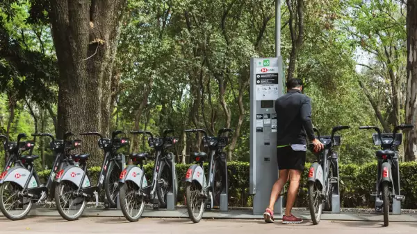Un usuario de Ecobici en la cicloestación
