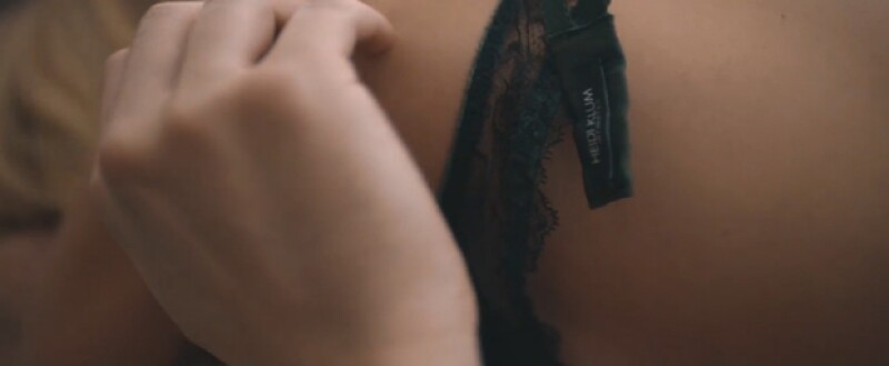 Asimismo en el video se puede percibir algo de la marca de su lencería, Heidi Klum.