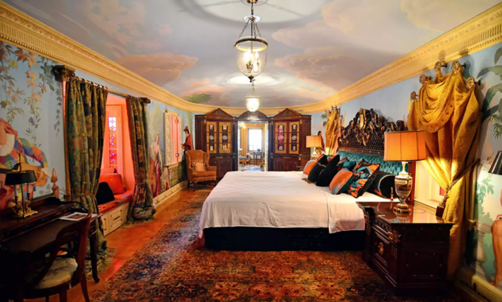 Los techos tienen frescos inspirados en la mitología y la mansión tiene su propio observatorio astronómico.