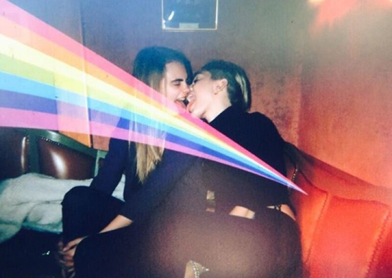 Cara y Miley derrochan rebeldía y suben la temperatura en Twitter con esta imagen.