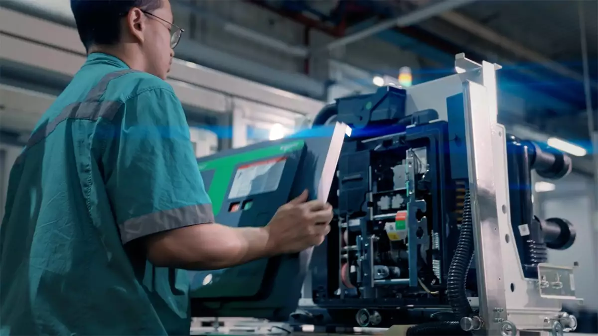 Imagen de una persona manipulando un equipo de Schneider Electric.