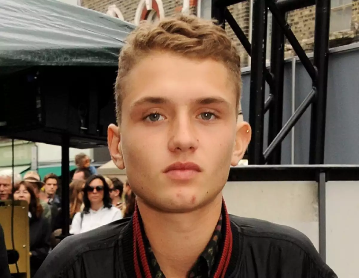 Primero fue Romeo, hijo de David Beckham, ahora es el turno de “Raffi” de entrar a la industria del fashion.