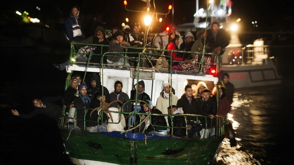 migrantes llegan a la isla de lampedusa