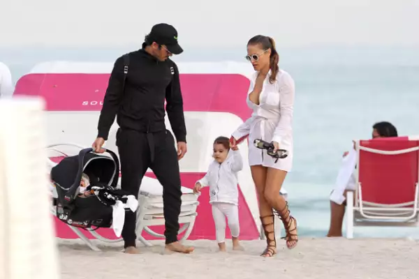 No por darse cariños la pareja descuidó a sus pequeñas hijas Erin y Regina, a quienes cuidaron en todo momento como buenos padres.