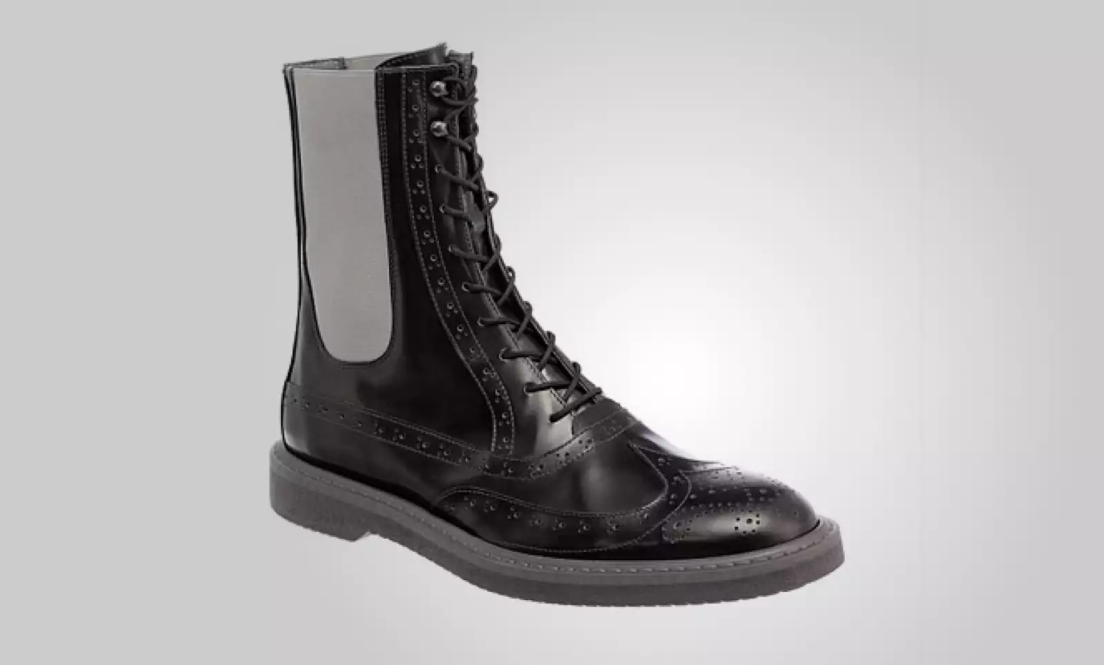 Una bota estilo inglés de los años sesenta, fabricada en piel y con detalles de gamuza a los lados.