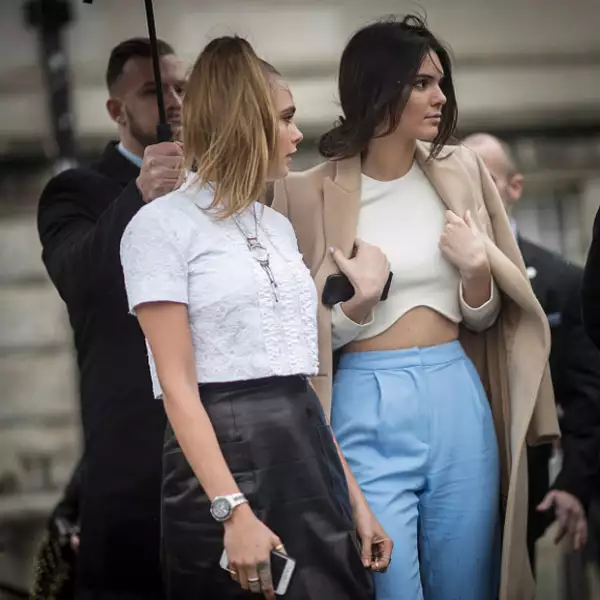 A su llegada, tanto Cara como Kendall acapararon la atención de los paparazzi en el evento.