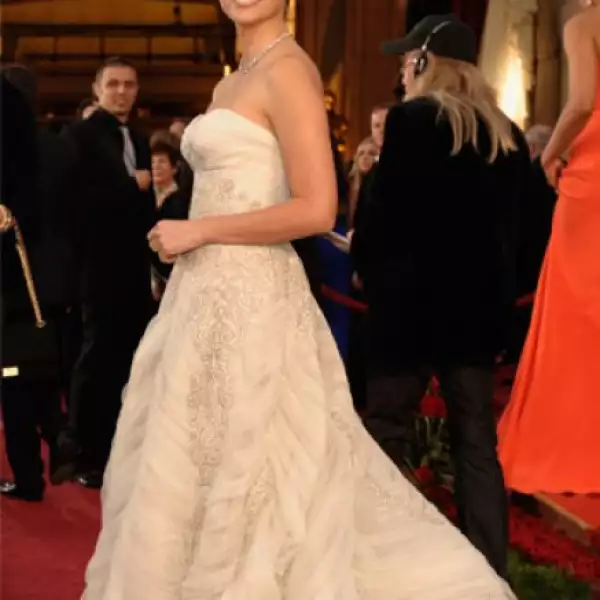 La ganadora a Mejor Actriz Secundaria por el filme Vicky Cristina Barcelona, Penélope Cruz, deslumbró con un vintage Pierre Balmain de 60 años, además de joyería de Chopard -destaca el collar de diamantes de 69 quilates-, equivalente a más de tres MDD.