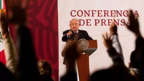 Andrés Manuel López Obrador, Presidente de México, señala a los periodistas que harán las preguntas en la mañanera.
