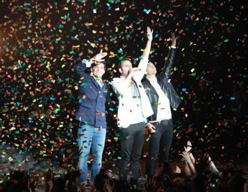 Una lluvia de color dio cierre a la presentación del sábado del grupo Reik.