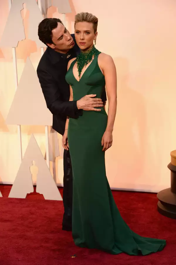 Scarlett sonrió un poco ante el gesto del actor.