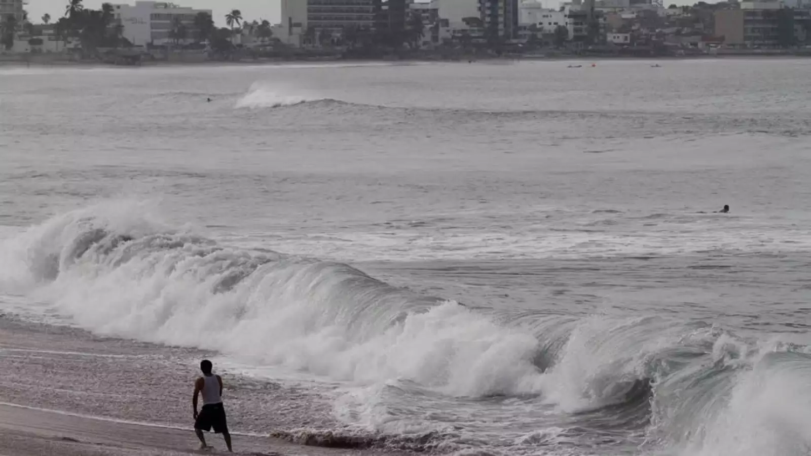 Las olas que provoca el paso de 'Odile' en la playa de Mazatlán, Sinaloa