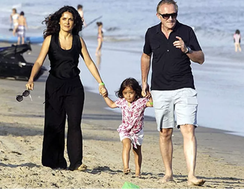 A la bella actriz mexicana y a su esposo el destacado empresario francés, parece no importarles la reciente noticia en donde se asegura que Pinault tuvo un hijo con la modelo Linda Evangelista.