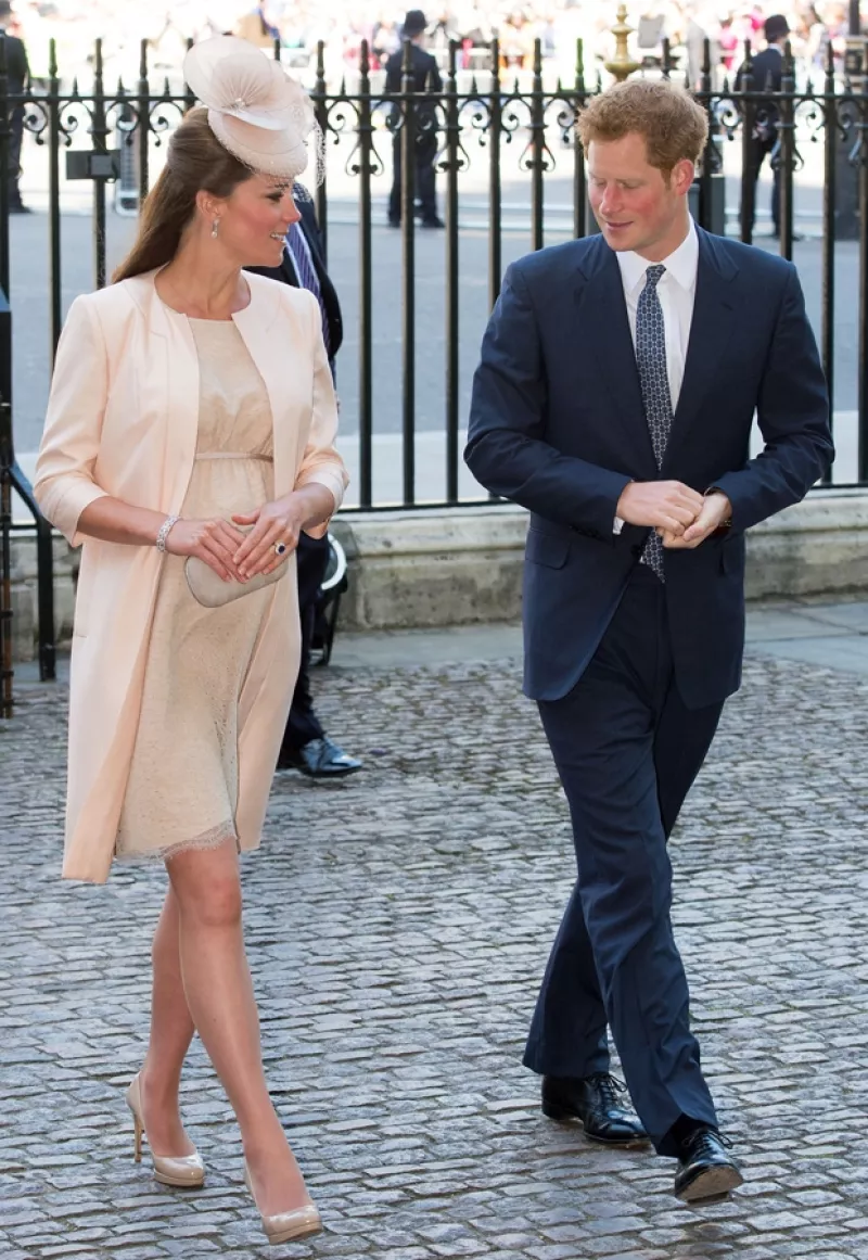 A pesar de estar en la última etapa de su embarazo, la duquesa de Cambridge se atrevió una vez más a usar sus zapatos consentidos: unos tacones de 12 centímetros.