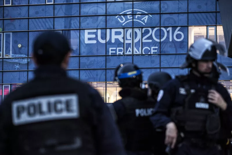 Los estadios de la Euro y todos los lugares que difundirán el torneo en Francia y a través de Europa representan potenciales objetivos para los terroristas, alertó EU.