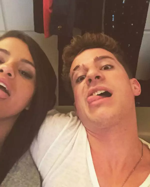 Charlie y Selena se conocieron en agosto y desde entonces han trabajado juntos.