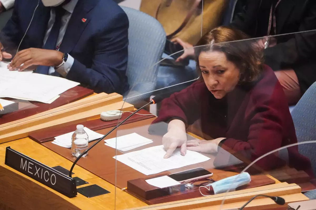 Alicia Buenrostro, repsentante permante alterna de México ante las Naciones Unidas, habla en el Consejo de Seguridad de la ONU. 