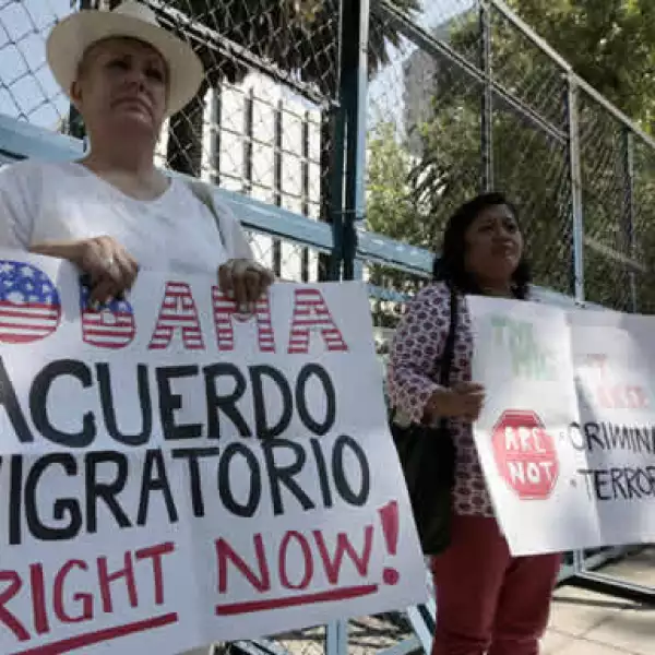 Varios militantes realizan actos de protesta a las afueras de la embajada de Estados Unidos en México. Un acuerdo migratorio y mayores beneficios por el TLCAN son las principales demandas.