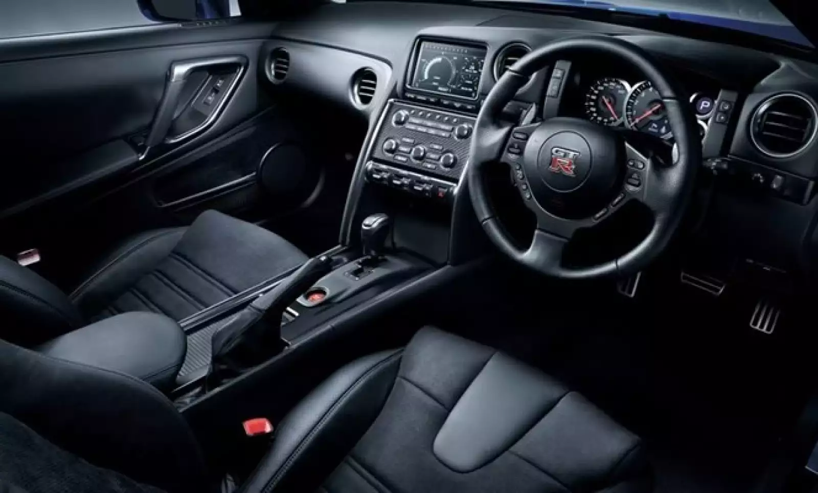 Al interior la firma le dio un toque más deportivo y lleno de lujo en los detalles como asientos de piel con aplicaciones de nubuck y luces tipo lead.