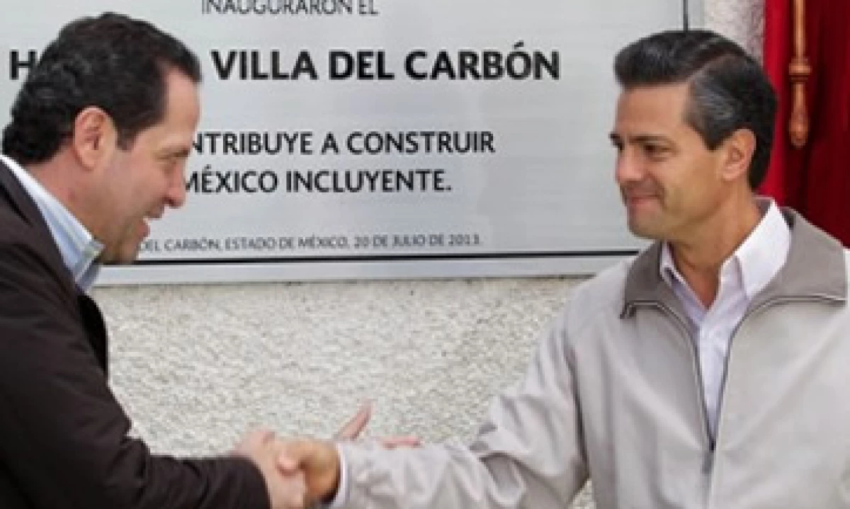 El gobernador del Edomex y el presidente Peña Nieto develaron la placa de hospital. (Foto: Tomada de Presidencia de la República)