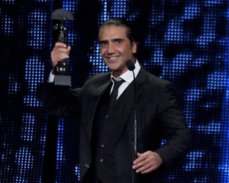 Alejandro Fernández durante la premiación.