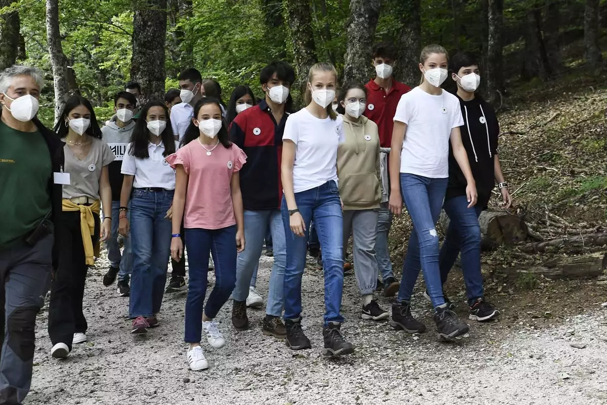Esta plantación de árboles del programa "Un árbol por Europa", es el primer acto oficial en el que Leonor y Sofía acuden juntas y sin sus padres, Letizia y Felipe de España.
