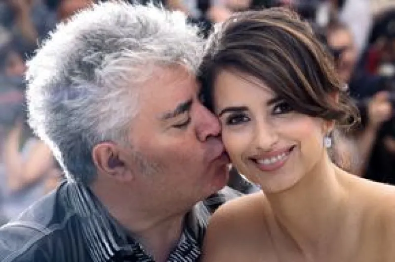 El cineasta y la actriz españoles se reunieron en el festival de cine para llevar `Los Abrazos Rotos´, la cual compite por la Palma de Oro.