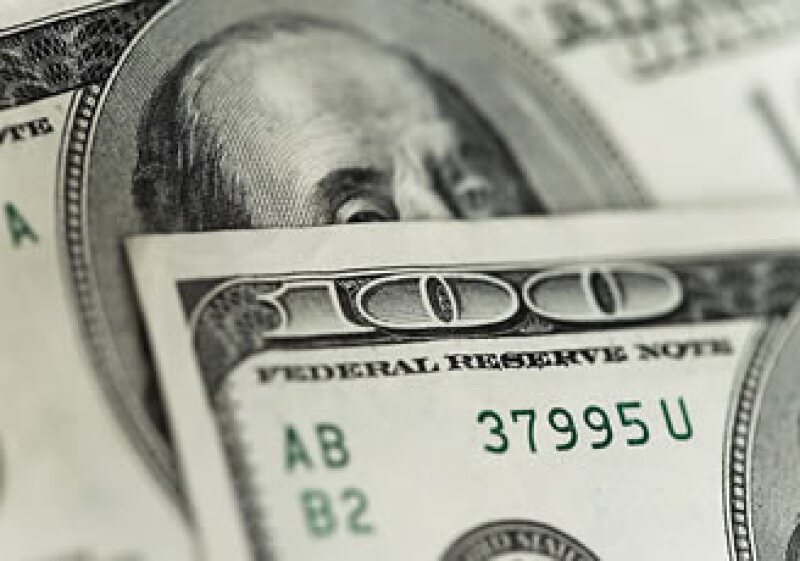 El dólar logró estabilizarse frente al peso en la jornada del viernes. (Archivo)