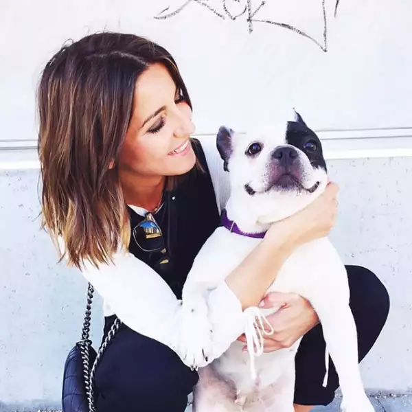 La española Alexandra Pereira posa con Pepa, nombre con el cuál nombró su blog: Lovely Pepa.