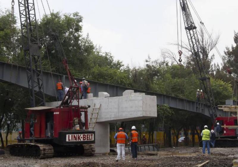Trabajos de construcci�n de puente vehicular en Circuito Interior R�o Churubusco