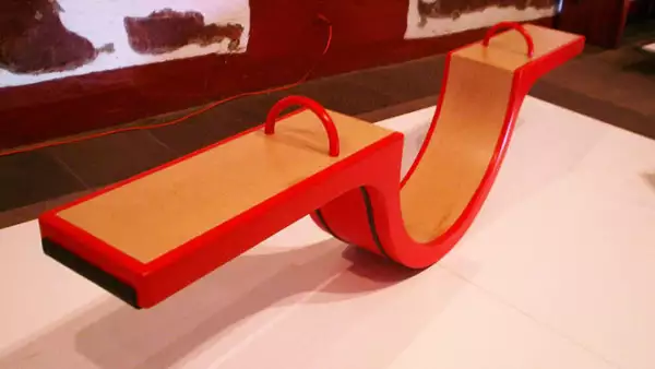 1. Bimbalete es un sube y baja hecho con MDF en un formato portátil ideal para jugar en interiores y exteriores. Diseño: Déborah Ireri Orozco Sánchez.